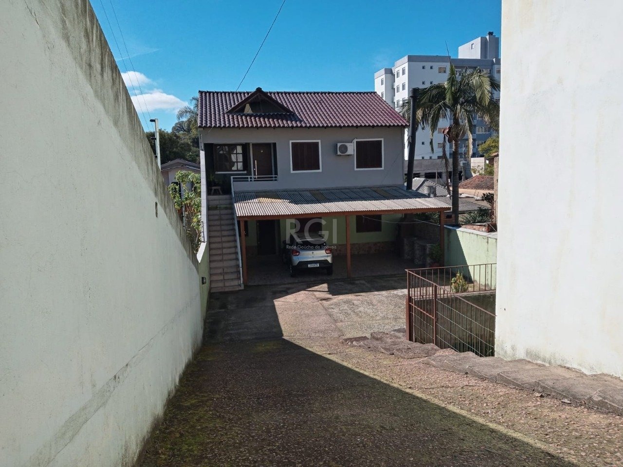 Casa em condomnio pequeno (de 4 casas), no bairro Cristo Redentor, em POA, prximo ao shopping Bourbon Wallig, , 2 vagas cobertas para carros, churrasqueira, varanda, cozinha americana, 3 dorms (c/ ar condicionado quente e frio em todos) e possui um pequeno depsito. Apesar de ser condomnio no possui valor de condomnio. Armrios sob medida na cozinha e na rea de servio, cooktop, banheiro com box, tipo de piso porcelanato e cerca eltrica. 