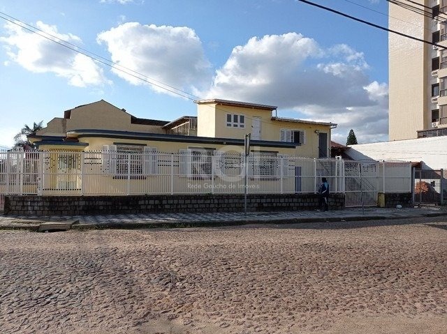 Casa com 200m², 4 dormitórios, 4 vagas no bairro Passo da Areia em Porto Alegre para Comprar