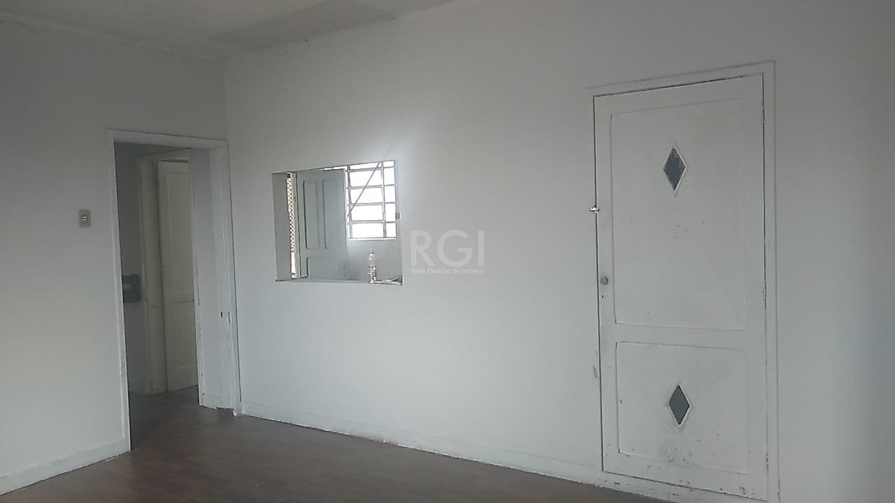 Apartamento de dois dormitrios, living 2 ambientes, cozinha com rea de servio separada, amplo banheiro com banheira.
Imvel com sacada, e tima vista, arejado e iluminado.
Precisa de reformas, 3 lances de escadas, de frente para a avenida. 