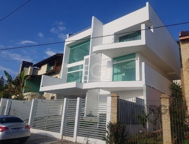 Casa com 300m², 4 dormitórios, 1 suíte, 4 vagas no bairro Nonoai em Porto Alegre para Comprar