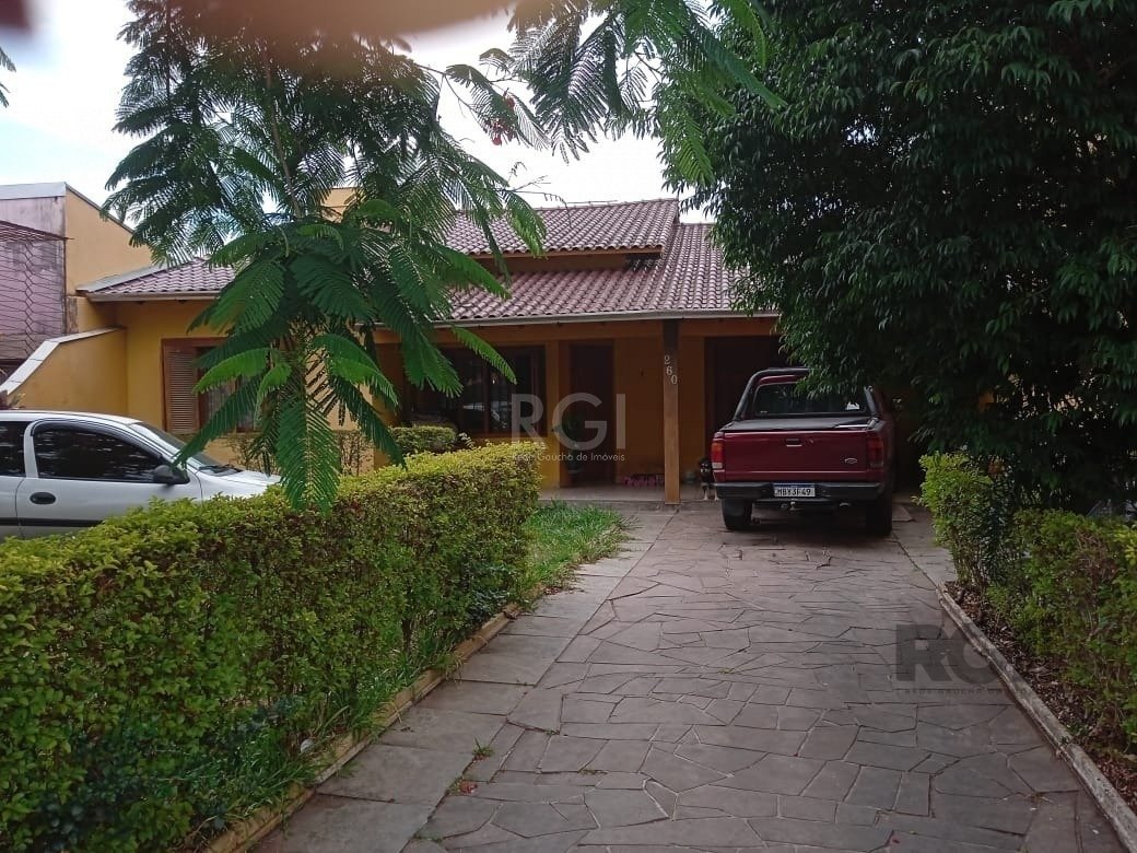 Casa à venda com 3 quartos, 218m² - Foto 1