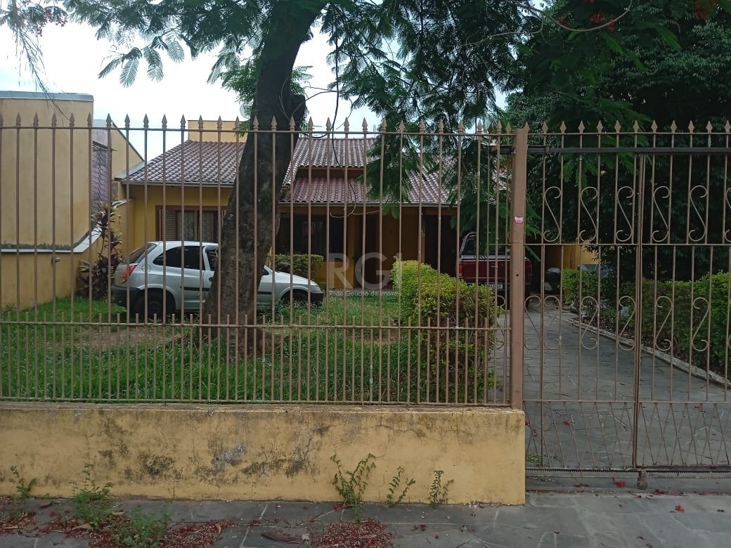Casa à venda com 3 quartos, 218m² - Foto 2