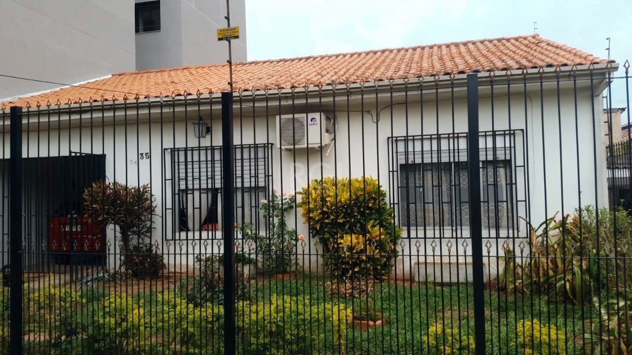 Casa com 180m², 2 dormitórios, 2 vagas no bairro Jardim Botânico em Porto Alegre para Comprar