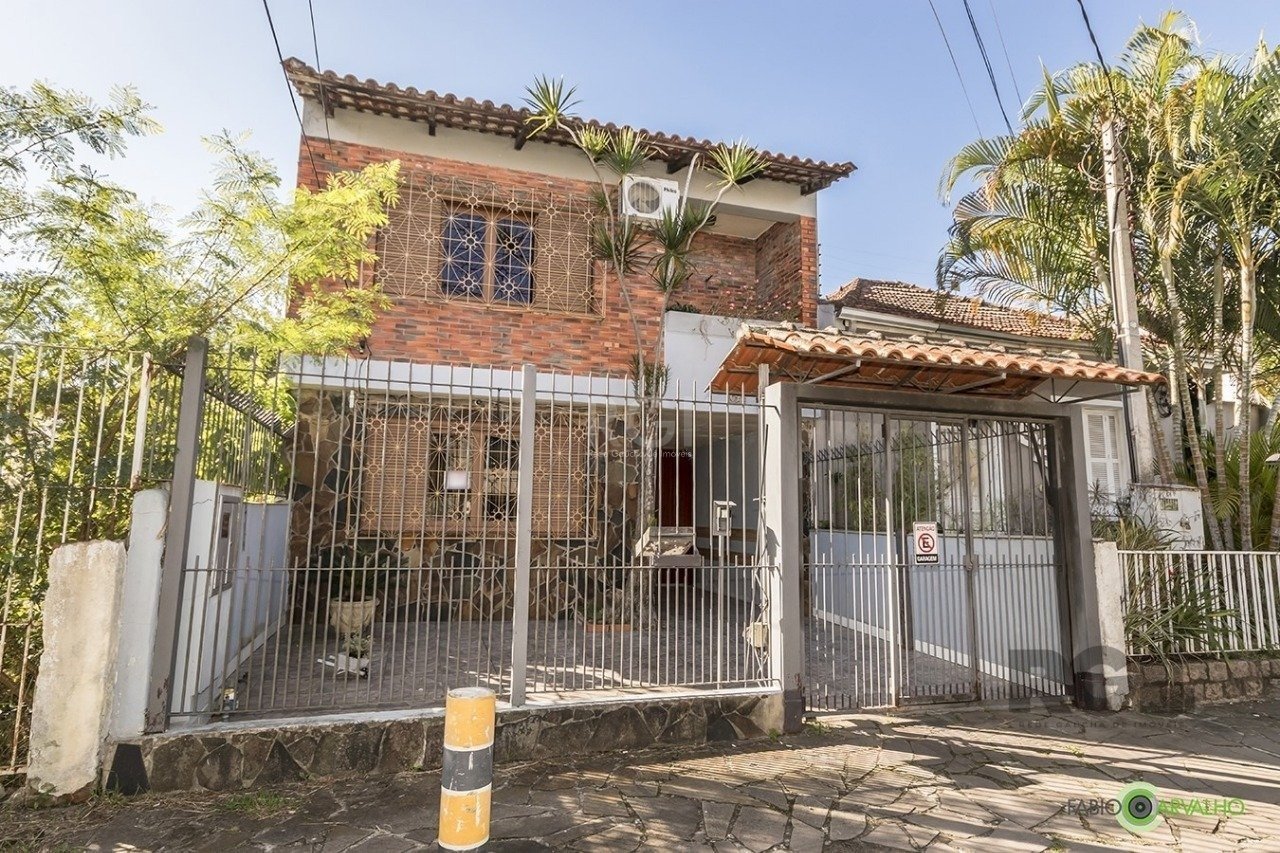 Casa com 221m², 3 dormitórios, 1 suíte, 3 vagas no bairro São Geraldo em Porto Alegre para Comprar