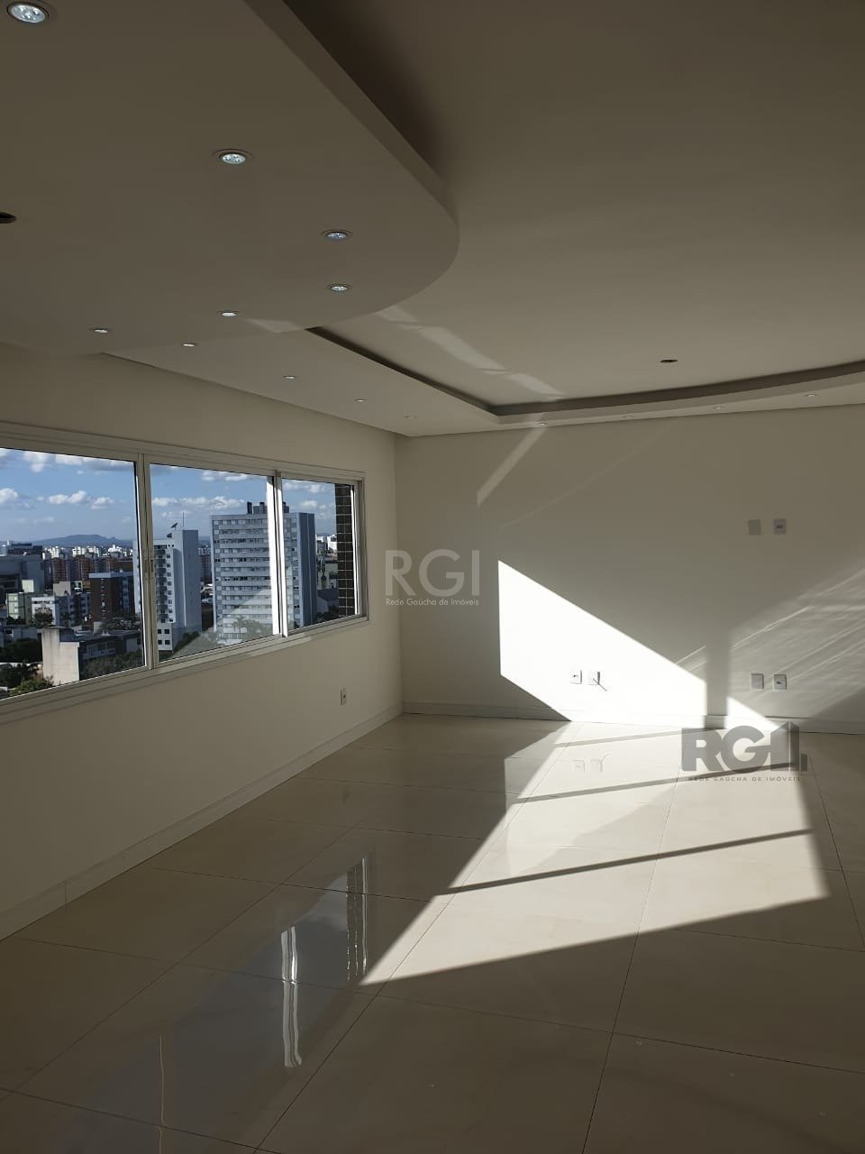 Apartamento com 120m², 2 dormitórios, 1 suíte, 2 vagas no bairro Passo da Areia em Porto Alegre para Comprar