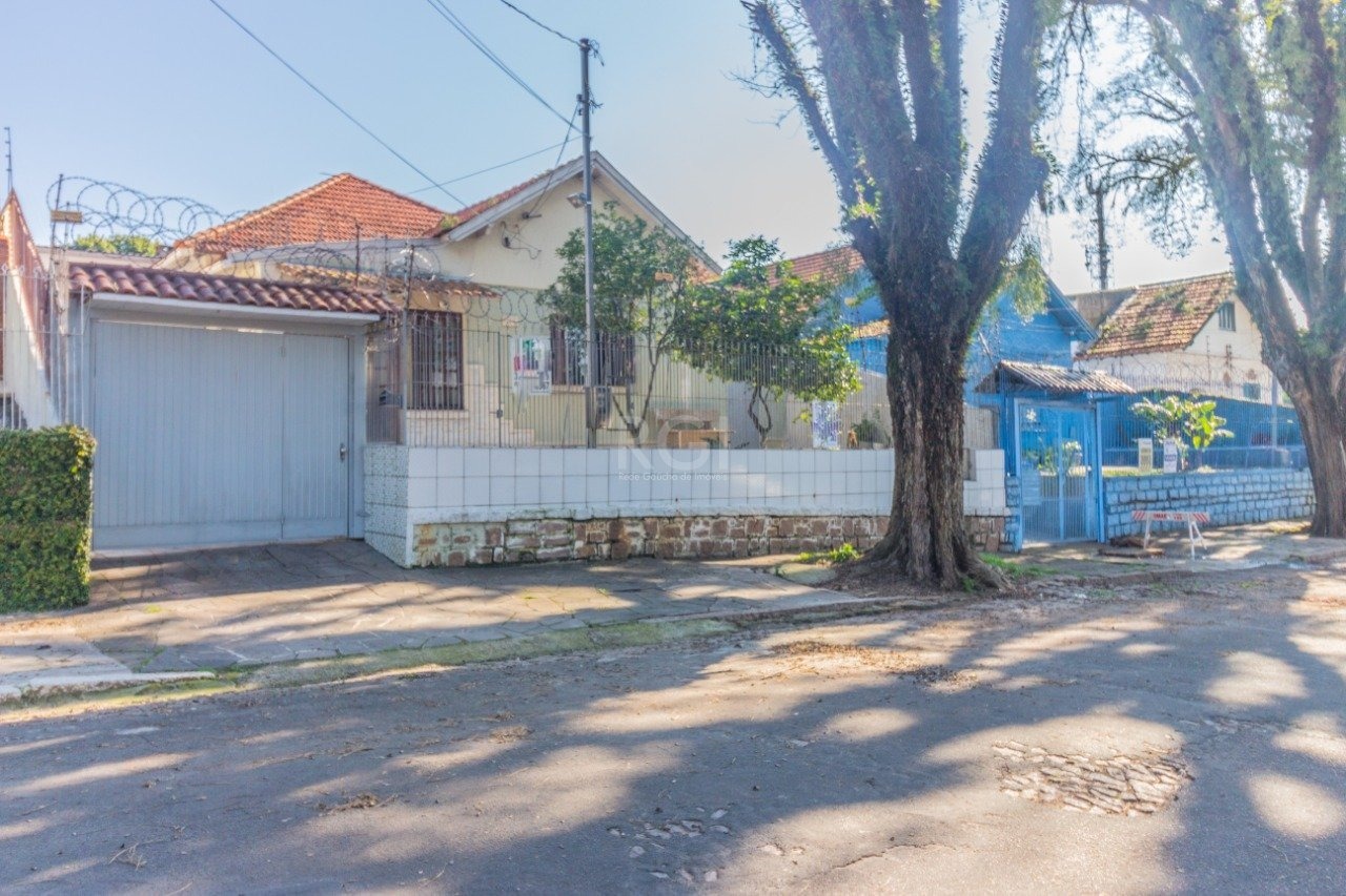 Casa com 135m², 3 dormitórios, 1 suíte, 1 vaga no bairro Santa Tereza em Porto Alegre para Comprar