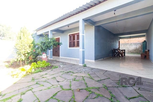 Casa com 70m², 1 dormitório, 4 vagas no bairro Harmonia em Canoas para Comprar