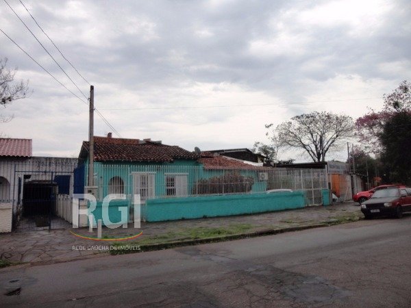 Casa à venda com 90m², 3 quartos, 1 vaga no bairro Partenon em Porto Alegre