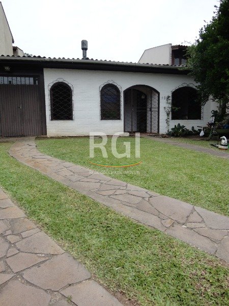 Casa com 100m², 3 dormitórios, 4 vagas no bairro Guarujá em Porto Alegre para Comprar