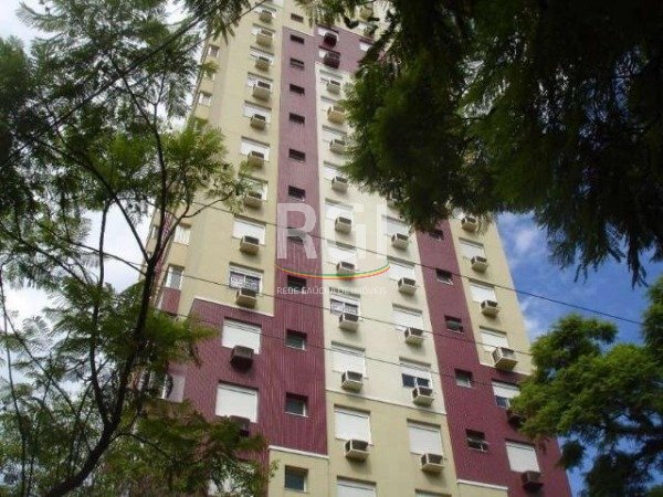 Apartamento com 68m², 2 dormitórios, 2 vagas no bairro Moinhos de Vento em Porto Alegre para Comprar