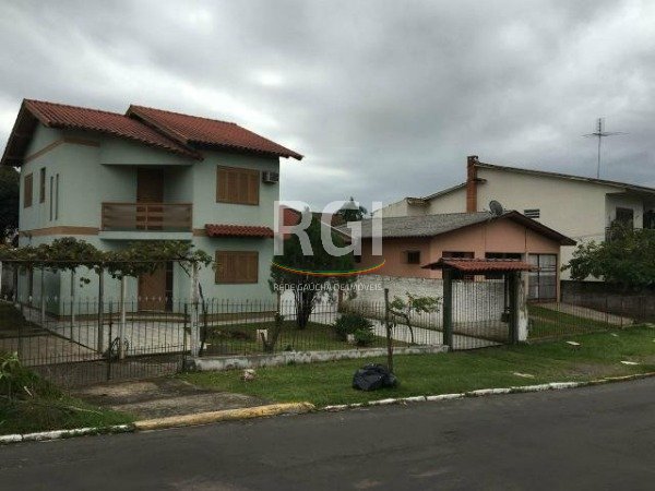 Casa com 170m², 3 dormitórios, 5 vagas no bairro São José em Canoas para Comprar