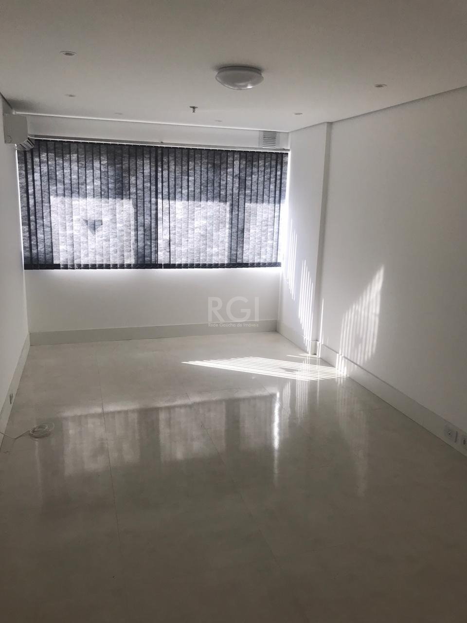 Conjunto/Sala com 25m², 1 vaga no bairro São Sebastião em Porto Alegre para Comprar