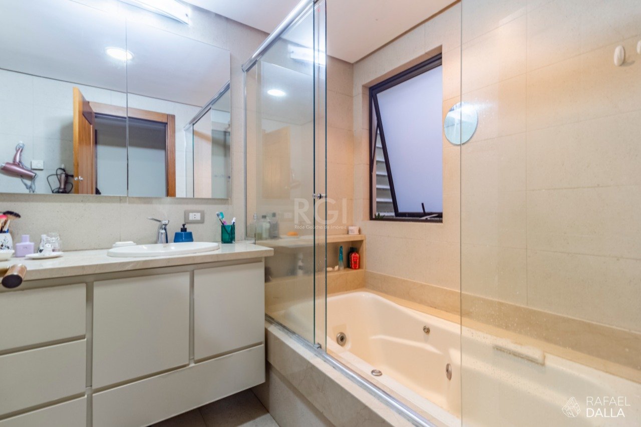 Cobertura para Venda - 304.71m², 3 dormitórios, sendo 1 suites, 2 vagas - Bela Vista