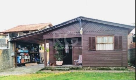 Casa com 52m², 2 dormitórios, 4 vagas no bairro Vila Nova em Porto Alegre para Comprar