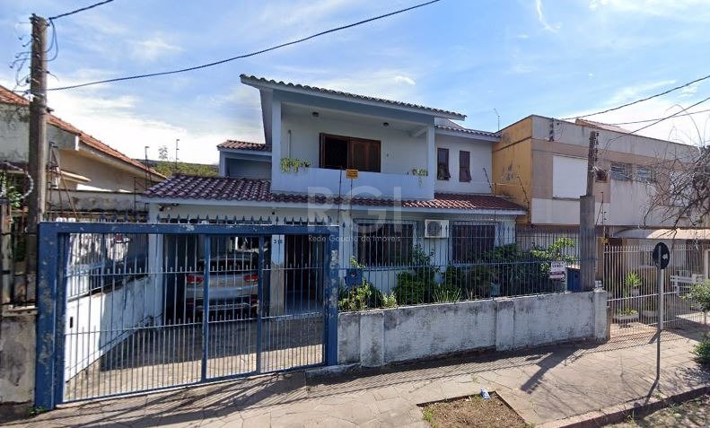 Casa com 270m², 4 dormitórios, 1 suíte, 5 vagas no bairro Partenon em Porto Alegre para Comprar