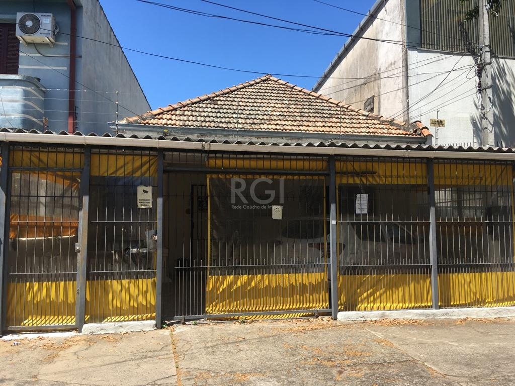 Casa com 205m², 4 dormitórios no bairro Navegantes em Porto Alegre para Comprar