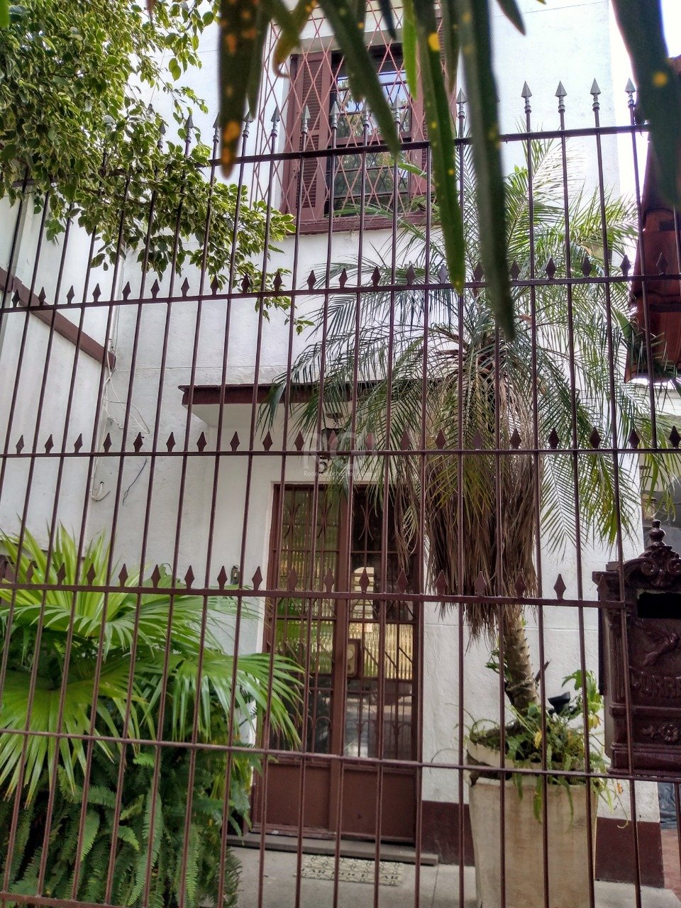 Casa com 400m², 3 dormitórios, 2 suítes, 2 vagas no bairro Floresta em Porto Alegre para Comprar