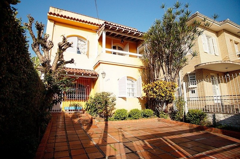 Casa com 544m², 3 dormitórios, 1 suíte, 2 vagas no bairro Medianeira em Porto Alegre para Comprar