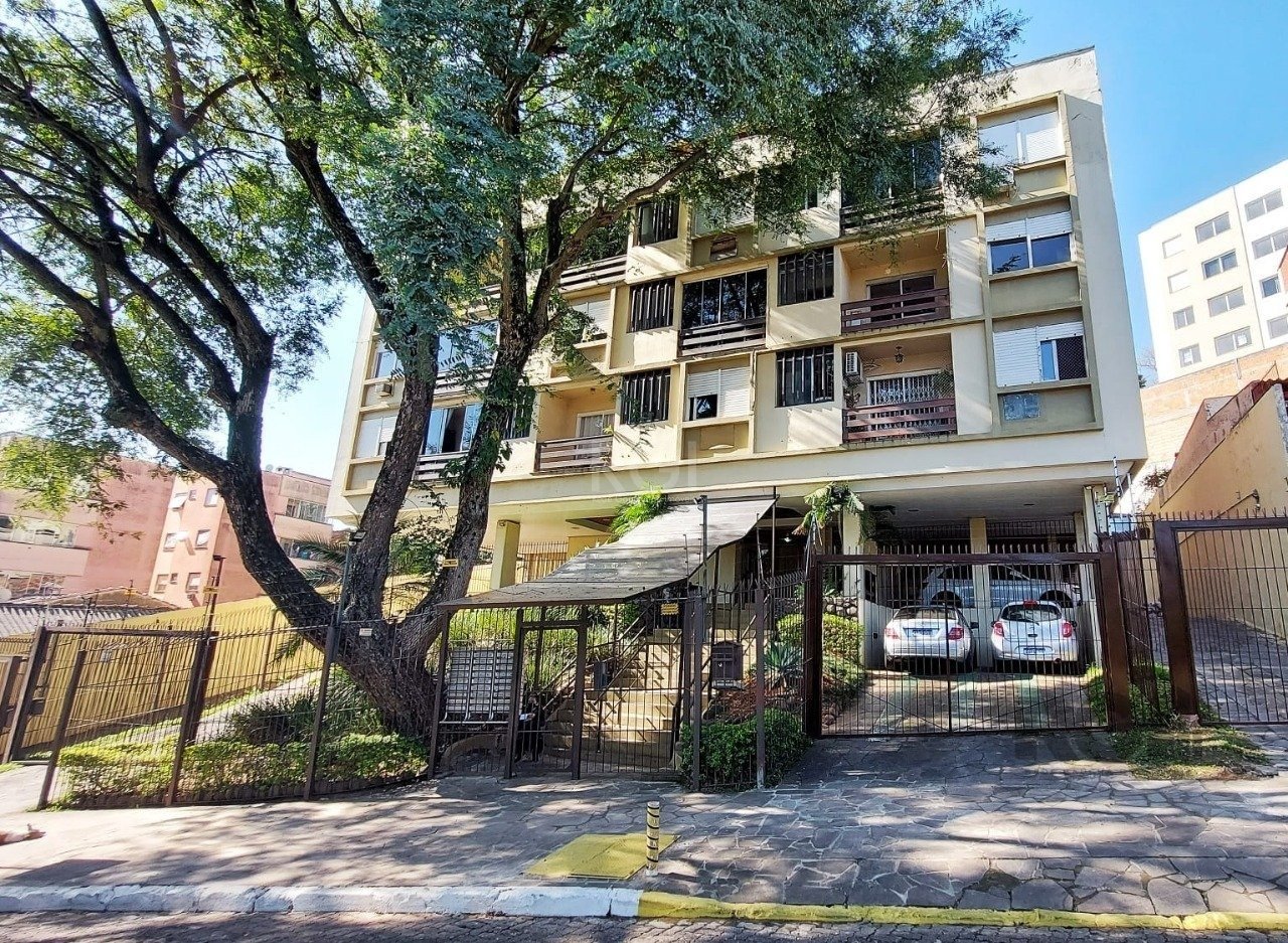 Apartamento com 94m², 2 dormitórios, 1 suíte, 1 vaga no bairro Medianeira em Porto Alegre para Comprar